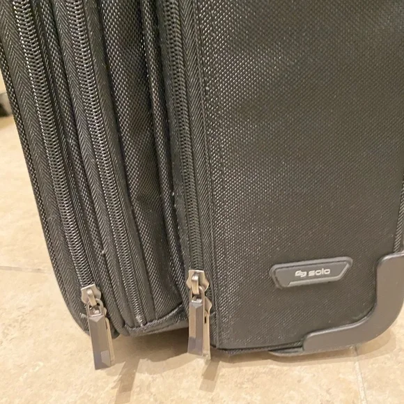 Black Laptop Bag with Durable Fabric and Multiple Compartments